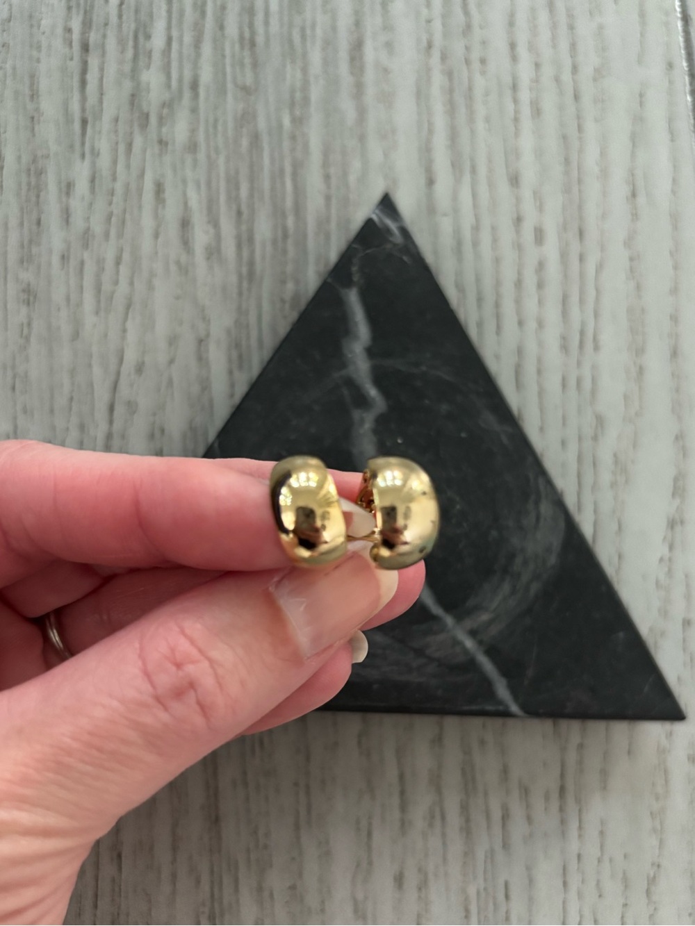 Vintage gold tone hoop earrings. Clip on in EUC.